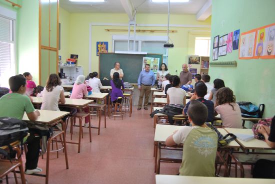 Los alumnos del IES Valle de Leiva aprenden de la importancia de la separacin selectiva de residuos domsticos 