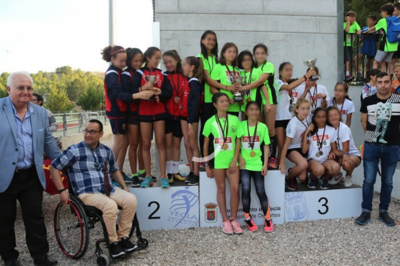 El atletismo escolar de Alhama suma varias medallas en la final regional por equipos