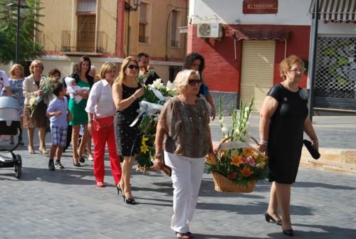 Numerosas peas, asociaciones, entidades y el propio Ayuntamiento participaron en la ofrenda floral a la Patrona 
