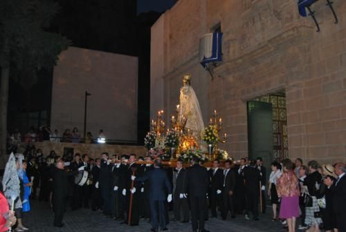 Un ao ms, los Descaraos portan a la Virgen del Rosario en su procesin