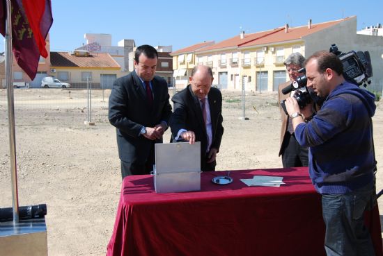 El alcalde y el director general de Administracin Local ponen la primera piedra del futuro cuartel de la Polica Local y de Proteccin Civil