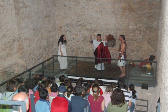 Una representación teatral en el Centro Arqueológico Los Baños muestra a los escolares la Alhama romana