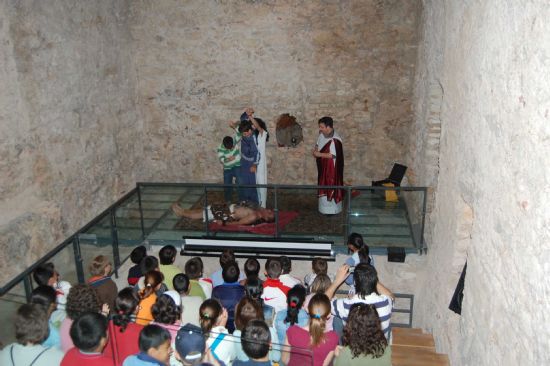 Una representacin teatral en el Centro Arqueolgico Los Baos muestra a los escolares la Alhama romana