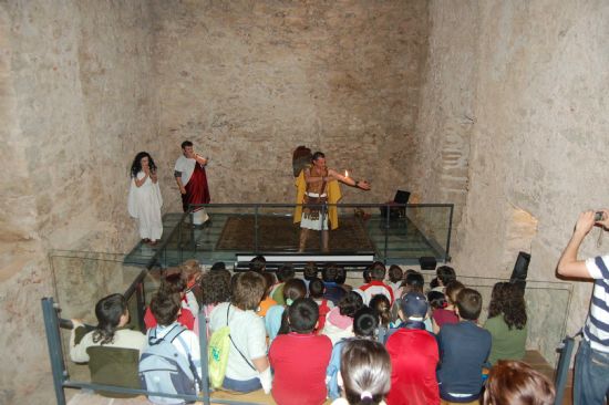 Una representacin teatral en el Centro Arqueolgico Los Baos muestra a los escolares la Alhama romana