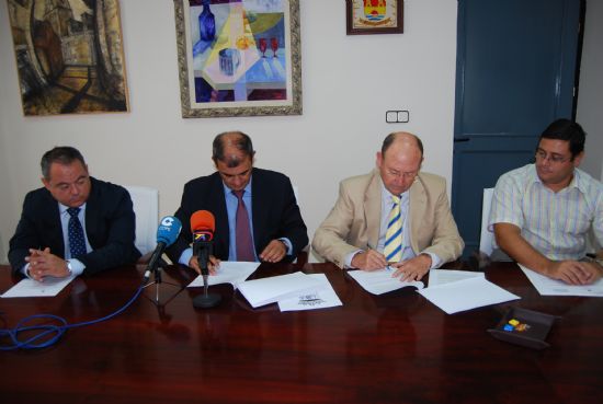 El Ayuntamiento firma un convenio de colaboración con UCOMUR para el fomento del empleo y la economía social en Alhama