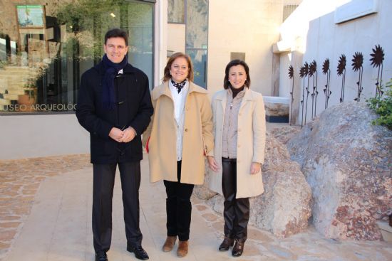 La directora de Bienes Culturales visita Alhama y apoya la restauracin del recinto inferior del castillo