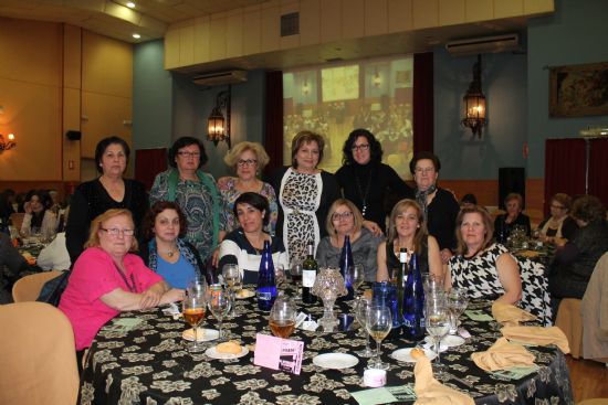 Casi 100 mujeres asisten a la cena convivencia del Da de la Mujer