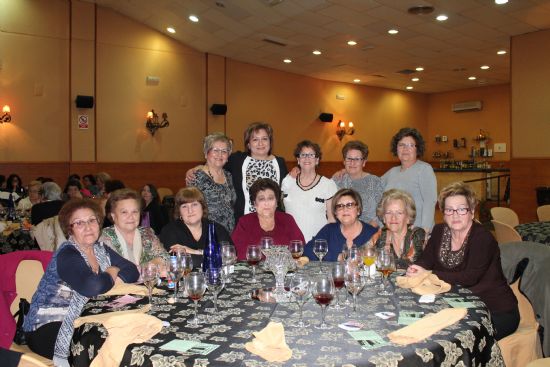 Casi 100 mujeres asisten a la cena convivencia del Da de la Mujer