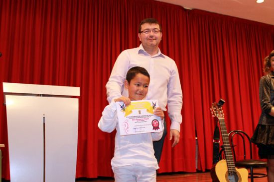 Los nios premiados en el XXVI Concurso Infantil de Cuentos recogen sus premios entre risas 