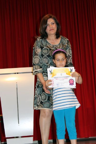 Los nios premiados en el XXVI Concurso Infantil de Cuentos recogen sus premios entre risas 