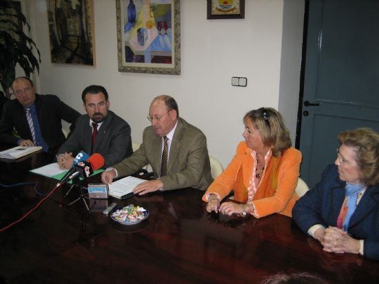 El Ayuntamiento y el Centro de Alcohlicos firman un convenio aprovechando la Jornada de Puertas Abiertas de Las Flotas