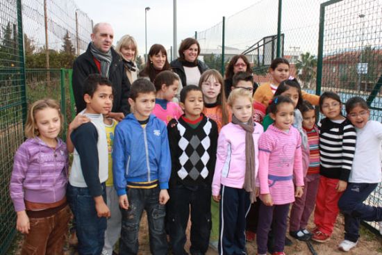Los niños de Primaria cultivan su propio huerto gracias a una iniciativa municipal 