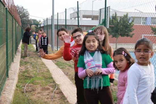 Los niños de Primaria cultivan su propio huerto gracias a una iniciativa municipal 