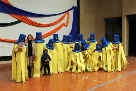 Los Supercuquis con sus disfraces de fregona, logran el primer premio en el desfile,  concurso de Carnaval 