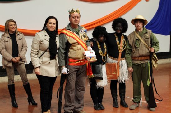 Los Supercuquis con sus disfraces de fregona, logran el primer premio en el desfile,  concurso de Carnaval 