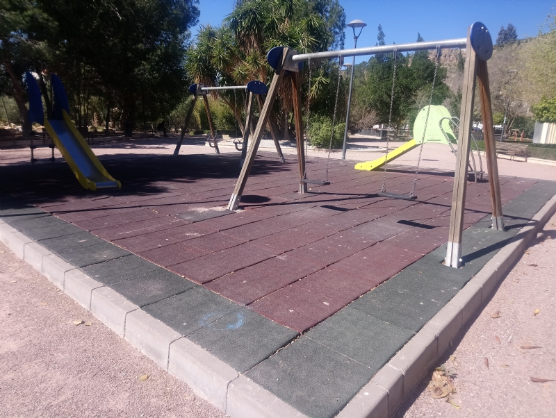 Parques y Jardines renovar antes del verano el 100% de las losetas en las reas de juegos infantiles