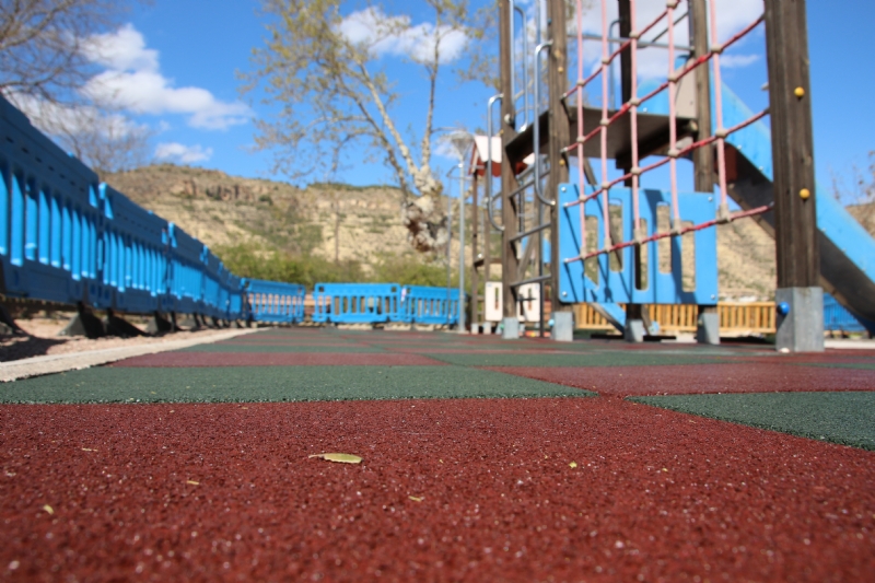 Parques y Jardines renovar antes del verano el 100% de las losetas en las reas de juegos infantiles
