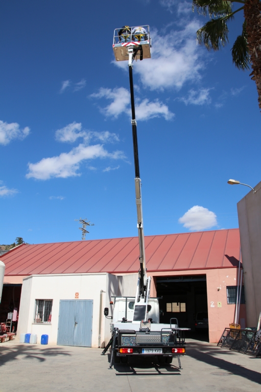El Ayuntamiento adquiere un vehculo con plataforma telescpica para las brigadas municipales