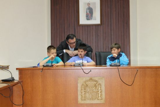 Nios del C.P. Ricardo Codorniu ocupan los lugares de concejales y alcalde y simulan un pleno 