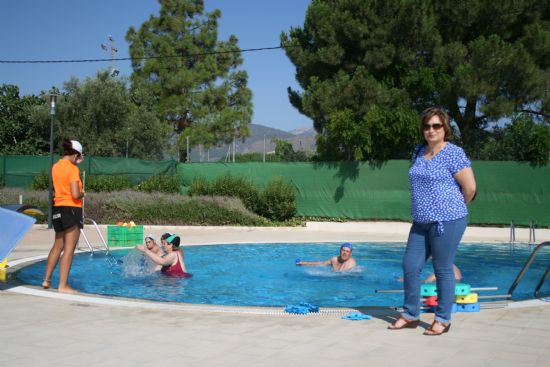 Unos 150 alumnos disfrutan de las clases de natacin y otras disciplinas en la piscina de verano 