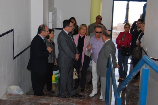 El alcalde y el consejero de Obras Pblicas visitan las viviendas sociales, restauradas  gracias a un proyecto regional