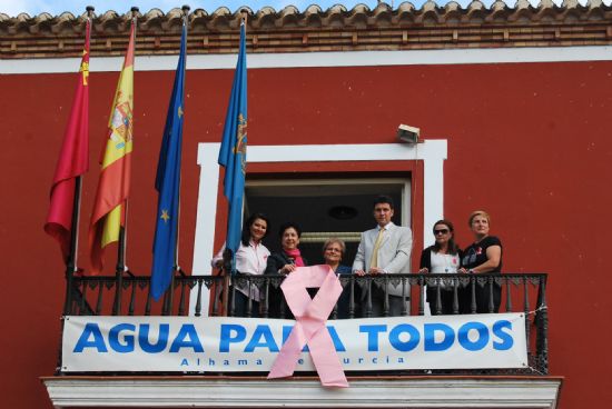El Ayuntamiento se une a la campaa contra el cncer de mama y tambin se viste de rosa