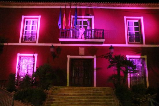 La fachada del Ayuntamiento se ilumina de rosa solidario 