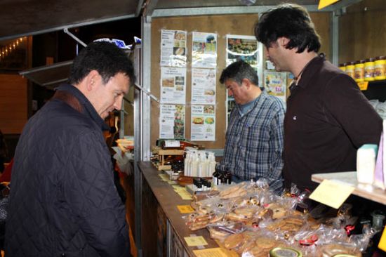La Feria de Artesana instalada en el Atrio de San Lzaro ofrece todo tipo de productos elaborados por alhameos 