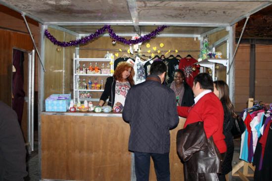 La Feria de Artesana instalada en el Atrio de San Lzaro ofrece todo tipo de productos elaborados por alhameos 