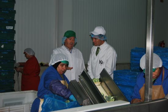El alcalde visita Kettle Produce Espaa, empresa ubicada en la localidad dedicada a la produccin y exportacin hortofrutcola 