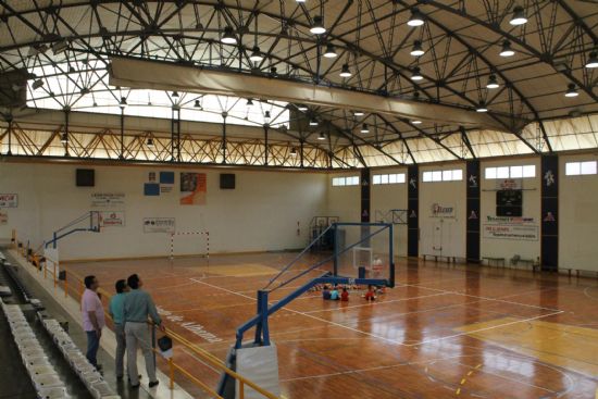 El Ayuntamiento de Alhama de Murcia invierte en nuevos proyectores de iluminacin LED para el Pabelln Deportivo Adolfo Suarez