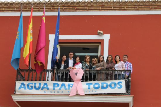 El balcn principal del Ayuntamiento luce un enorme lazo rosa, smbolo de la lucha contra el cncer de mama