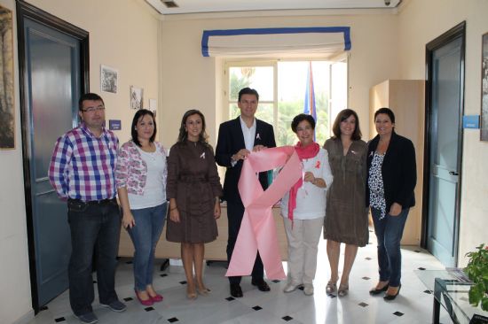 El balcn principal del Ayuntamiento luce un enorme lazo rosa, smbolo de la lucha contra el cncer de mama