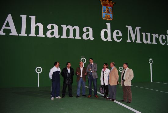 El Alcalde de la localidad acompaado por el Director General de Deportes, Antonio Pealver, han visitado la pista de frontn del polideportivo 