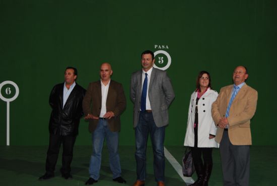 El Alcalde de la localidad acompaado por el Director General de Deportes, Antonio Pealver, han visitado la pista de frontn del polideportivo 