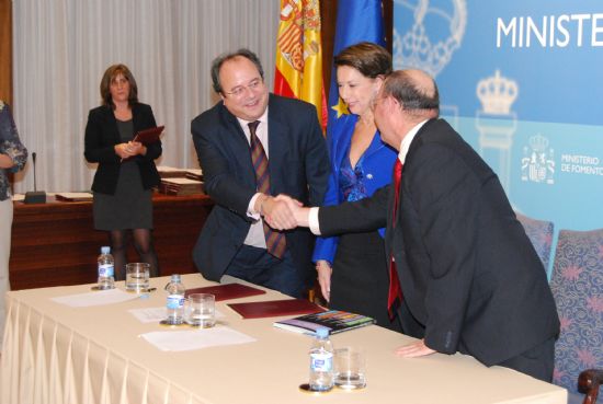 El alcalde del Ayuntamiento de Alhama firmaba ayer tarde en Madrid con la ministra de Fomento el convenio con cargo al 1% Cultural para la restauracin de la muralla norte del Castillo