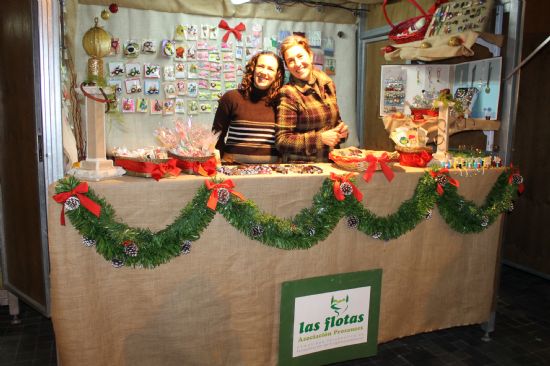 El Mercadillo de Productos Artesanos ya ha abierto y estar toda la Navidad en el atrio de San Lzaro 