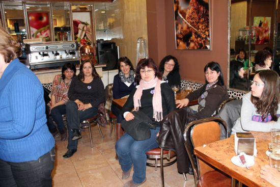 Cuarenta mujeres de la localidad viajan a Granada en el ltimo acto de la programacin conmemorativa del Da de la Mujer