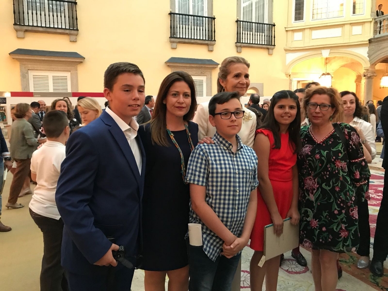 La alhamea Laura Paz recibe el 2 premio del Concurso de Pintura de Patrimonio Nacional de manos de la infanta Elena