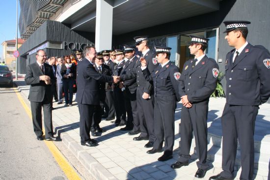El alcalde, acompaado por el consejero de Justicia y Seguridad Ciudadana han inaugurado el nuevo cuartel de la Polica Local y Proteccin Civil