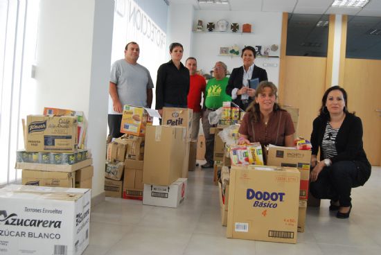 Proteccin Civil reparte alimentos de primera necesidad a familias en situacin de necesidad