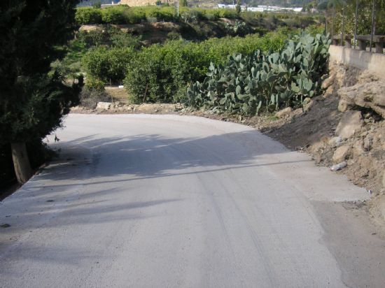 El Ayuntamiento mejora la visibilidad de la curva de los Pavos ensanchando el camino
