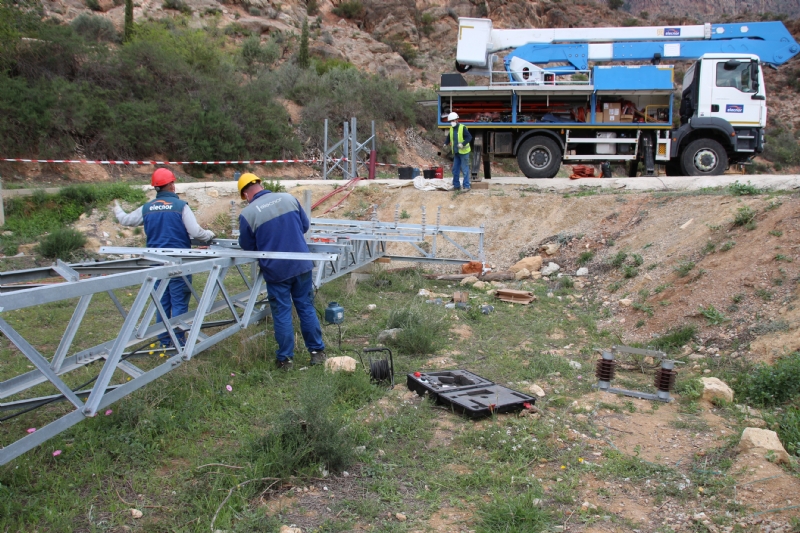 Iberdrola desmonta la lnea de media tensin que cruzaba la parcela del nuevo IES Valle de Leiva