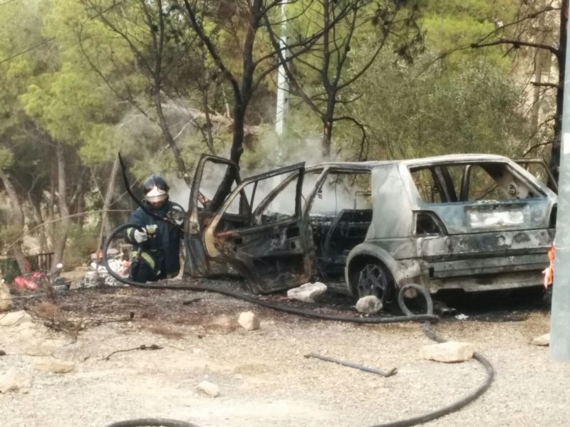 Un vehculo se incendia en el Parque Regional de Sierra Espua