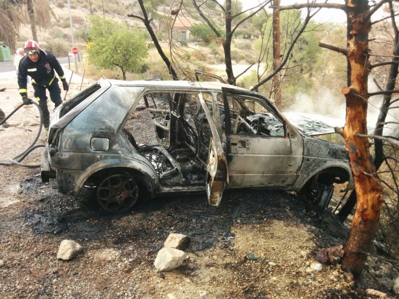 Un vehculo se incendia en el Parque Regional de Sierra Espua