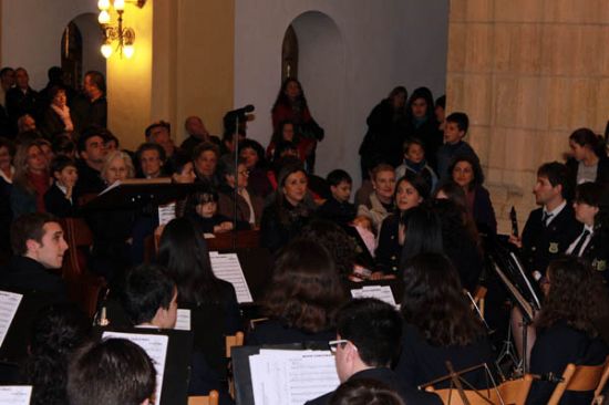 La Escuela de Música ofrece su concierto de Navidad en la iglesia de San Lázaro, completamente abarrotada de espectadores 