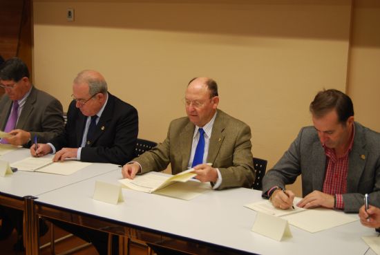 El alcalde firma un convenio para la construcción de pistas polideportivas en las pedanías
