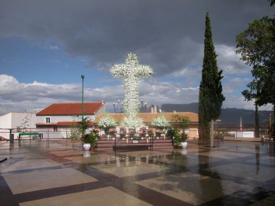 Imagen de la cruz adornada en el Jardín del Calvario