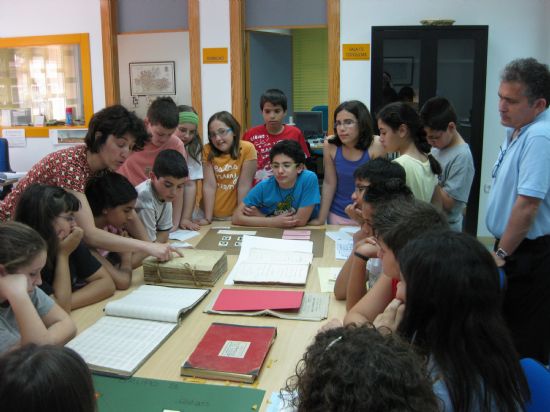 Los alumnos y alumnas de 6 curso del Colegio Pblico Antonio Machado visitan el Archivo Municipal