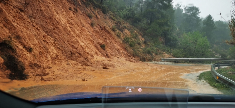 Las lluvias provocan desprendimientos y cortes en la red de carreteras regionales que dan acceso a las pedanías